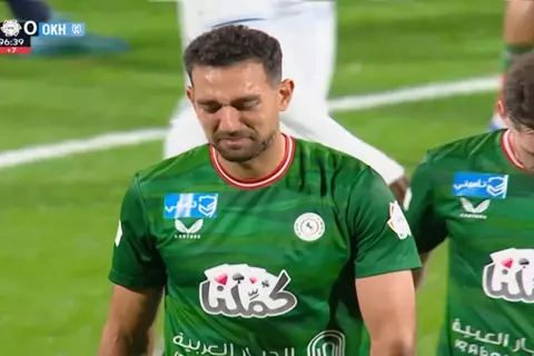 غادر الملعب باكيًا.. كوكا يتعرض لإصابة قوية في مباراة الاتفاق والأخدود